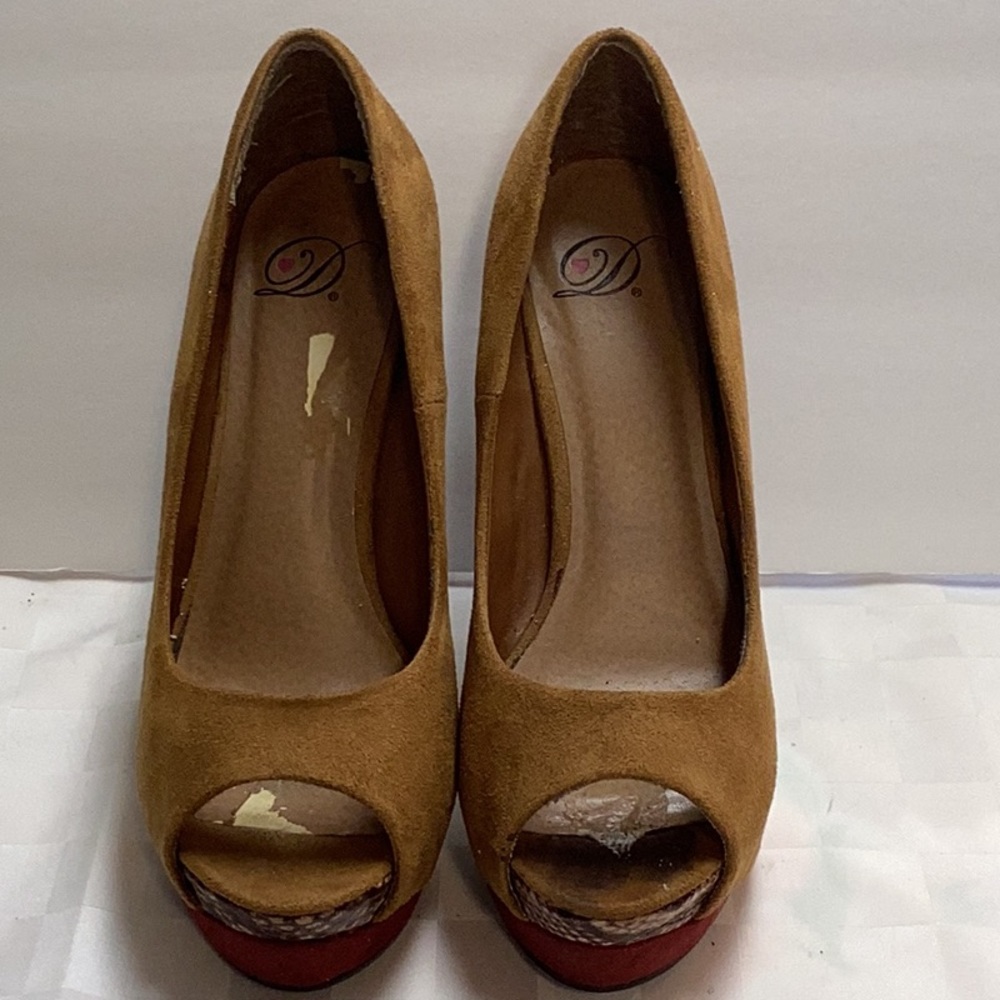 D ❤️, size 7, Tan, red, w/ snake skin accent 5” heel